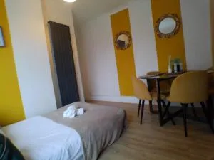 Contemporary expansive lower apartment - 马斯顿格林