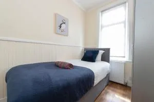 Lovely 4 Bedroom House in Dartford 8 beds - Crayford