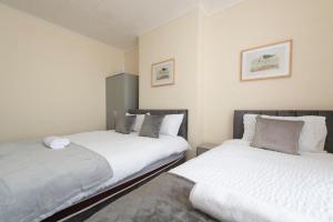 Lovely 4 Bedroom House in Dartford 8 beds