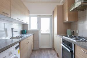 Lovely 4 Bedroom House in Dartford 8 beds