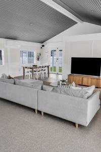 Settlers Cottage and Settle Inn