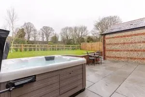 The Old Coach House - Hot Tub - Dorset - Farnham