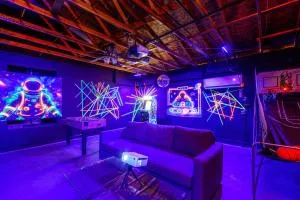 NEW Glowing Game Room Theater Pool Spa - كوتشيلا