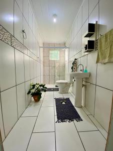 Casa com Varanda Gourmet a 1km da Praia l Pet Friendly I Wi-Fi & Garagem