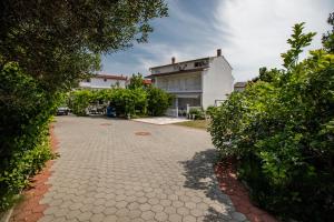 Apartments for families with children Palit, Rab - 4990 - 3hvězdičkové hotely ve městě Rab