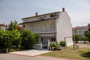 Apartments for families with children Palit, Rab - 4990 