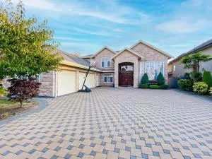 Close to YVR King Sized Private Entrance Suite - Delta