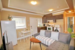 Close to YVR King Sized Private Entrance Suite