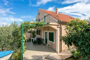 Apartments by the sea Mirca, Brac - 2854