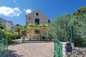 Apartments by the sea Mirca, Brac - 2854