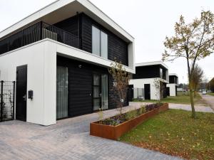 Luxury 10p villa on the water near Harderwijk