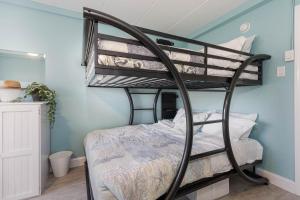 Ashore Beach Retreat-1BR 1BA with pool, parking, 1 & half block to Beach & Boardwalk, Moreys Pier