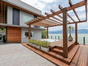 Casa à Beira-mar, com Spa e Vista Deslumbrante no Ribeirão da Ilha em Florianópolis