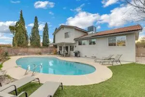 MidCentury Modern Home with Pool 10 Min to Strip Great for Family - Spring Valley