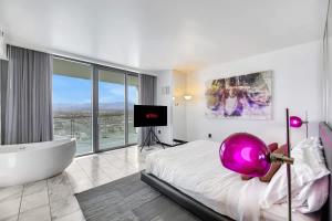 1 BR Luxury Suite on 35 Floor with Amazing Strip Views