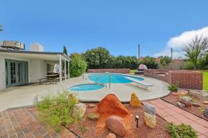 Heated Pool Modern Ranch Villa 10 Min to Strip