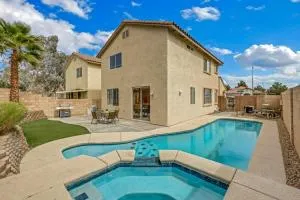 The Designer House with Heated Pool and 10 Min to Strip Great for Family - Mountain Springs