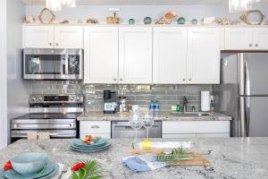 Remodeled 1BR Near Waikiki Beach with Free Parking!