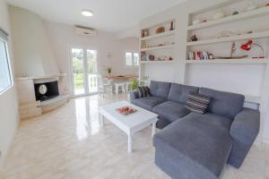 Private holiday house with garden next to the beach