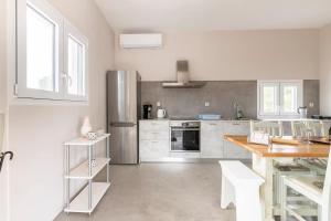 Private holiday house with garden next to the beach