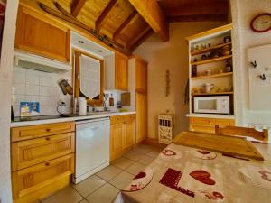 Appartements Grand T3 lumineux avec balcon, parking & casier skis en centre-ville de Samoens - FR-1-624-22 : photos des chambres