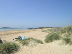 Maisons de vacances Mobil-home cosy, 3 chambres, proche plage, jardin ferme, BBQ, animaux admis - FR-1-479-183 : photos des chambres