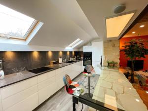 Maisons de vacances Gite de charme avec piscine chauffee, clim et WiFi en Loire - FR-1-381-602 : photos des chambres