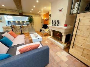 Maisons de vacances Gite de charme avec piscine chauffee, clim et WiFi en Loire - FR-1-381-602 : photos des chambres