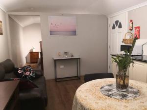 Roomy rosegarden flat in Roselands