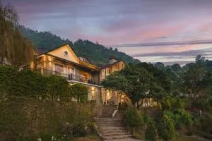 SaffronStays Willowdale- 6-BHK Pet-Friendly Homestay with Naukuchiyatal Lake View & Lawns - Khatīma