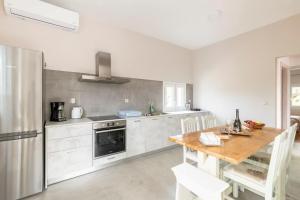 Private holiday house with garden next to the beach