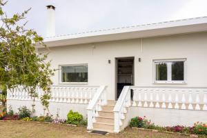 Private holiday house with garden next to the beach