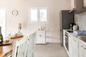 Private holiday house with garden next to the beach