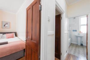 4 Bedroom House 7 beds 4 minutes walk to Abbeywood Station