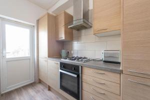 4 Bedroom House 7 beds 4 minutes walk to Abbeywood Station