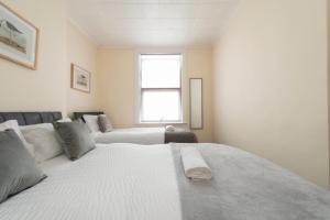 4 Bedroom House 7 beds 4 minutes walk to Abbeywood Station