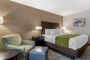 King Room with Interior Corridor - Non-Smoking room in Comfort Inn & Suites Tualatin - Lake Oswego South