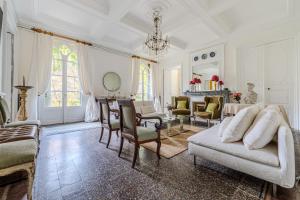 Villas Chateau de Cristin du XVIII, authentique et familial - ROSSIconciergerie : photos des chambres