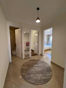 شقة بموقع متميز في الشيخ زايد