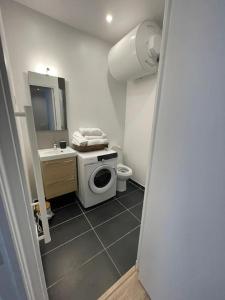 2P Porte de Paris, sortie métro face au bois