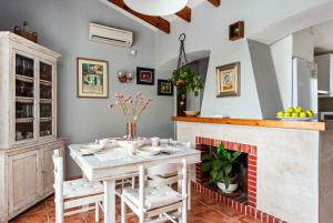 Villa Mari - con piscina privada y jardin en Calan Porter