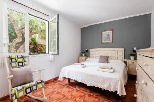 Villa Mari - con piscina privada y jardin en Calan Porter