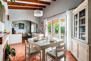 Villa Mari - con piscina privada y jardin en Calan Porter