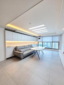 Spacious 2 Bedroom 2 Bathroom Room for Rent in Prime Gangnam Location 105m2