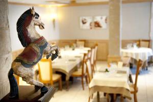 Hotels Logis Le Cheval Rouge : photos des chambres