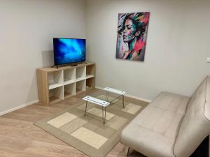 Central Location Apartment with Wide Bath