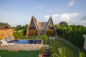 ELIVAAS 7BHK Oakwood Manor with Pools & Lush Garden - Dahmi