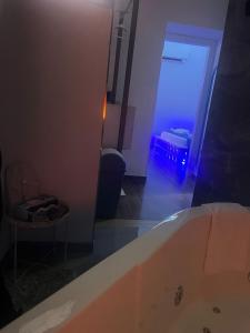 Zimmer mit Queensize-Bett und Whirlpool-Badewanne