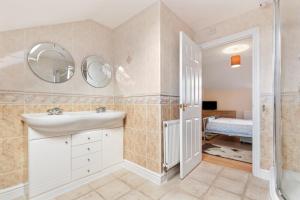 Arcadia House - Close to Beaches Harbour and Town