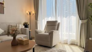 Trendy 1BR in Mangrove Place for 3 Guests in Al Reem